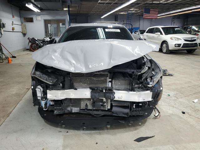 KIA K5 2023 Серебристый