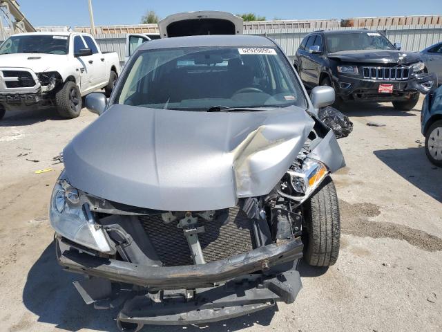Hatchbacks NISSAN VERSA 2012 Srebrny