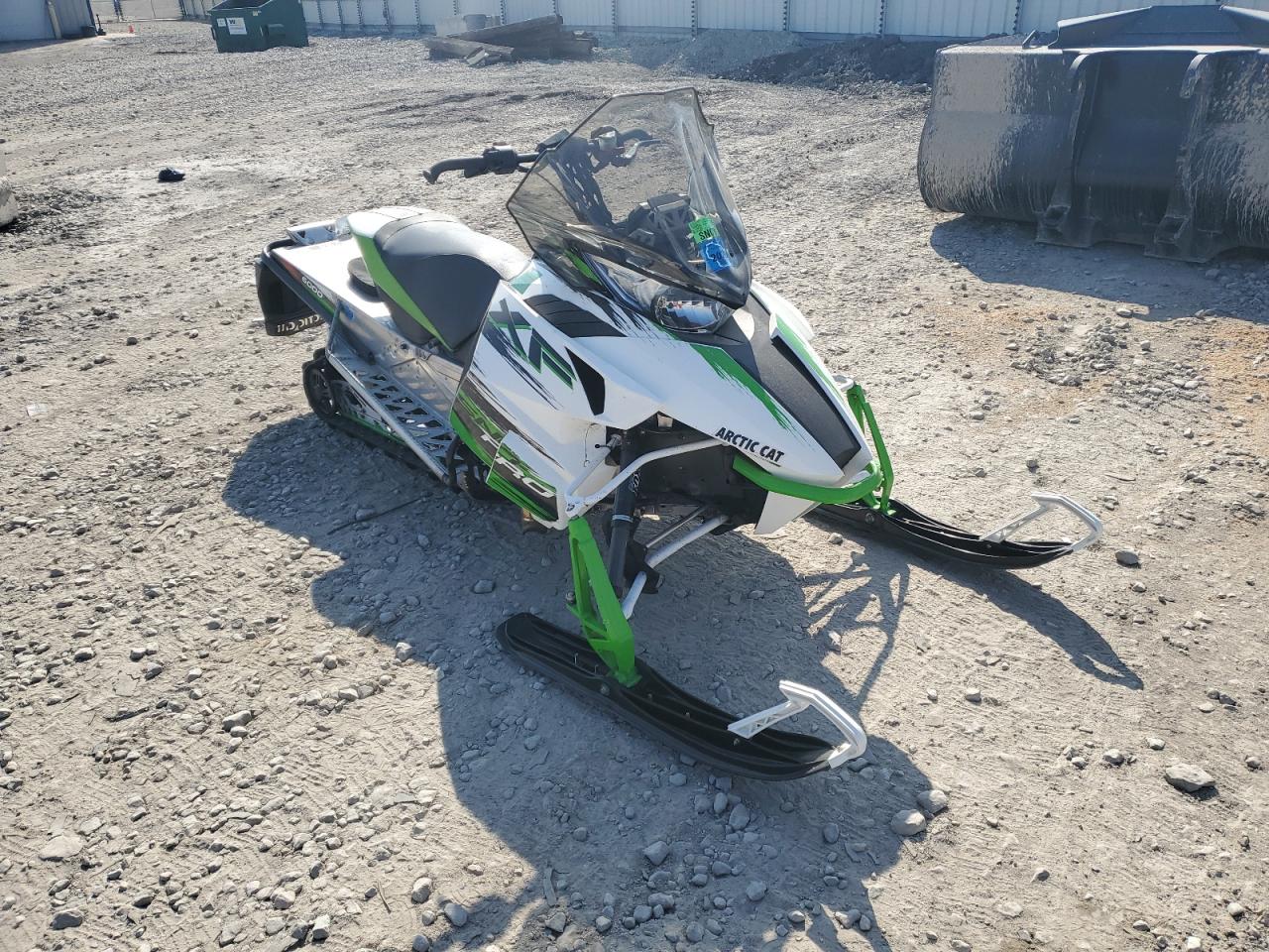 2015 Arctic Cat Snowmobile للبيع في Appleton، WI - Undercarriage
