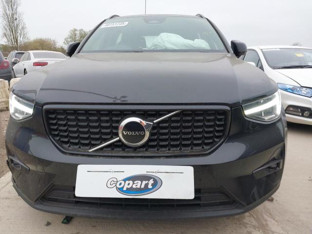 2025 VOLVO XC40 + B4