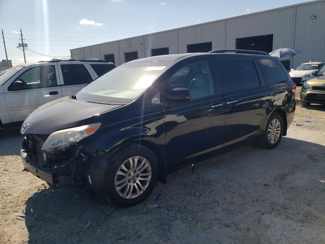2013 Toyota Sienna Xle for Sale in Jacksonville, FL - Front End