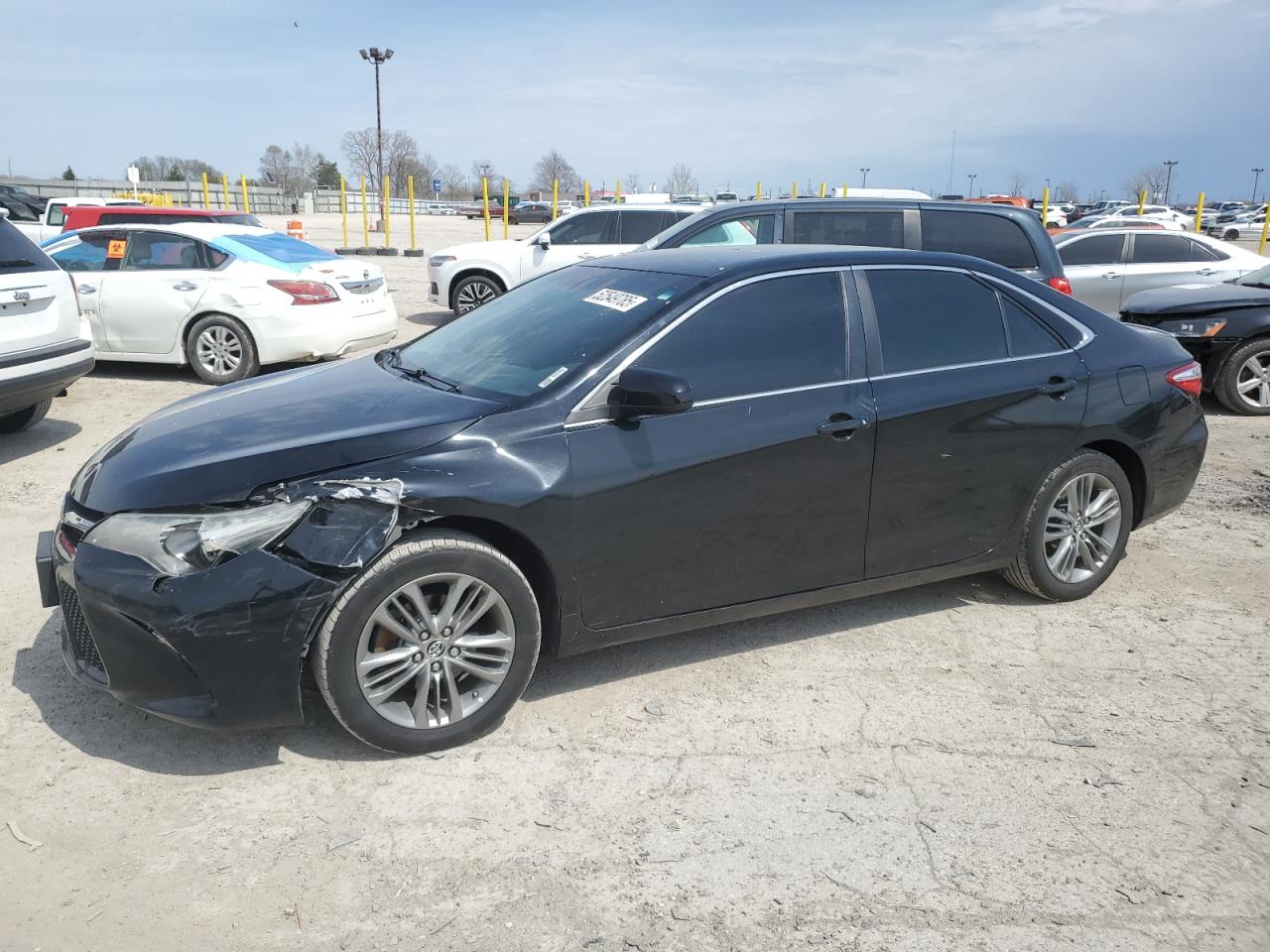 2015 Toyota Camry Le продається в Indianapolis, IN - Front End