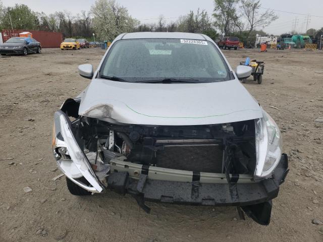  NISSAN VERSA 2015 Srebrny