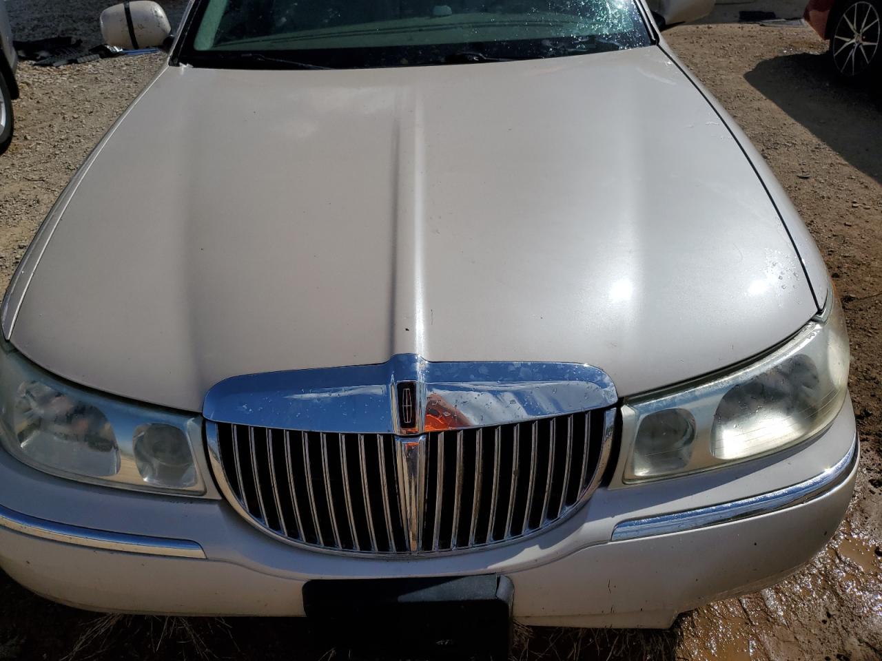 2001 Lincoln Town Car Cartier VIN: 1LNHM83W61Y728040 Lot: 51919625