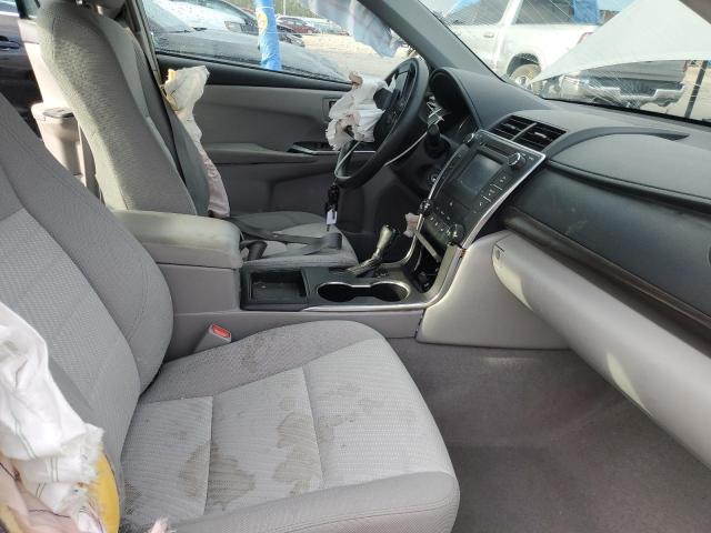 Sedans TOYOTA CAMRY 2016 Srebrny