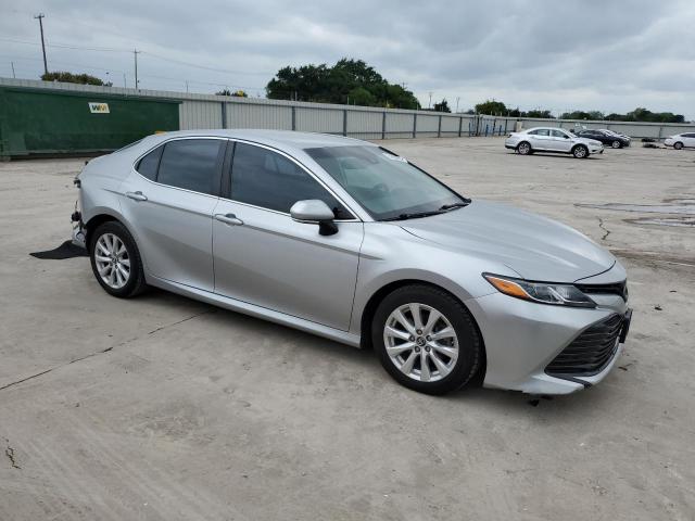 TOYOTA CAMRY 2018 Srebrny