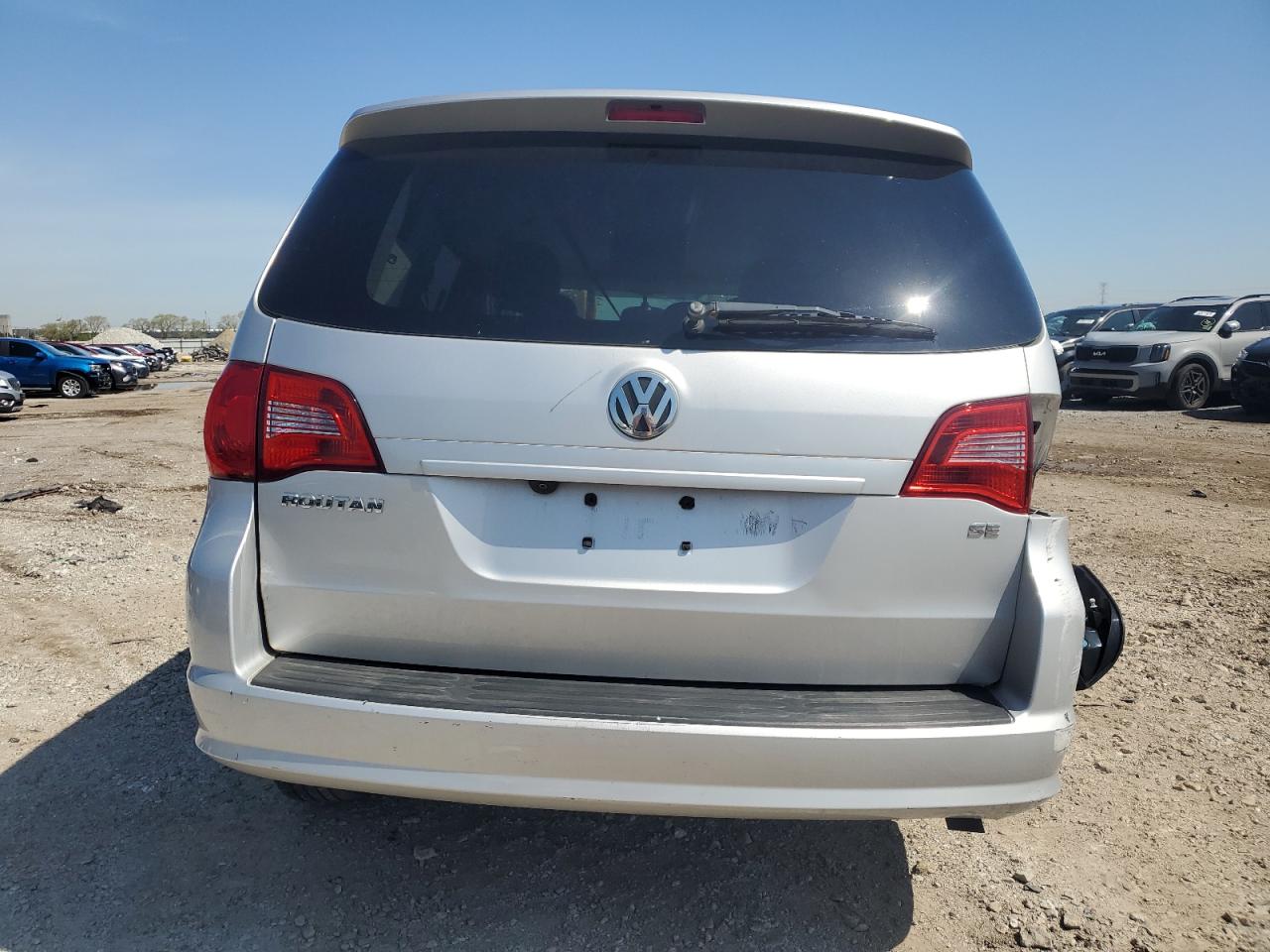 2011 Volkswagen Routan - Image 6