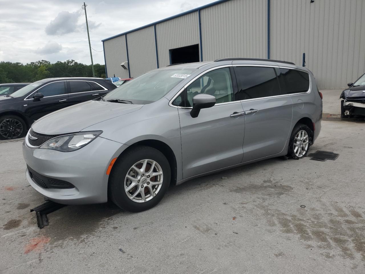 2021 Chrysler Voyager Lxi for Sale in Apopka, FL - Side
