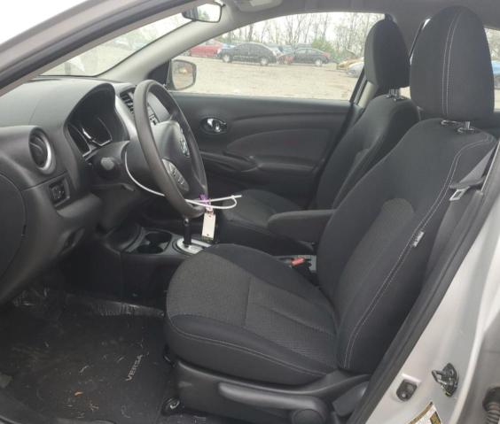  NISSAN VERSA 2015 Srebrny