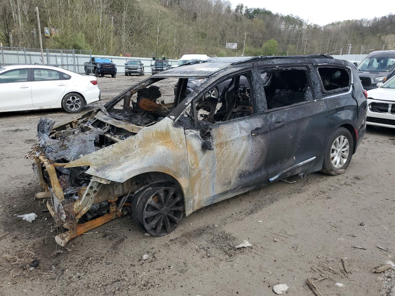 2018 Chrysler Pacifica Touring L Plus na sprzedaż w Hurricane, WV - Burn