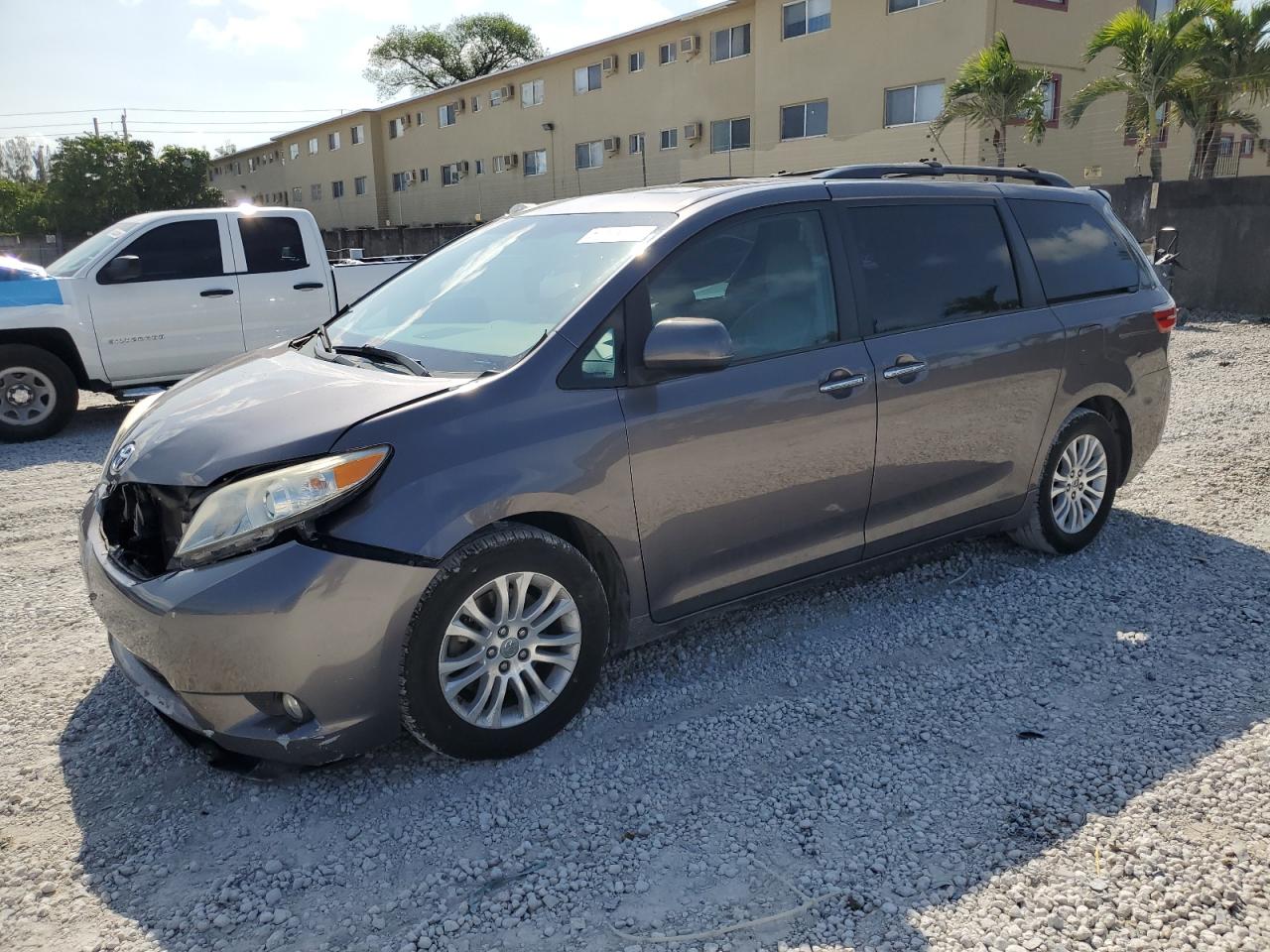 2015 Toyota Sienna Xle for Sale in Opa Locka, FL - Front End