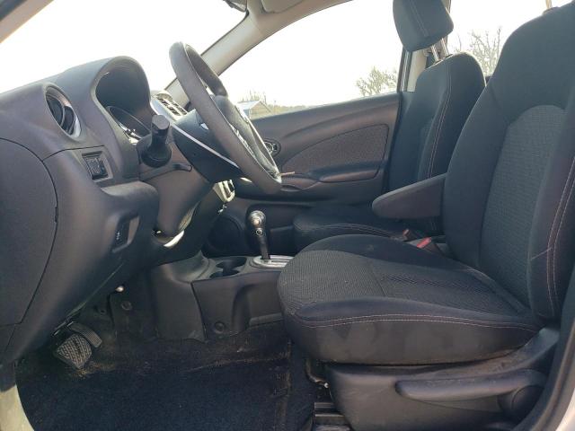 Sedans NISSAN VERSA 2015 Srebrny