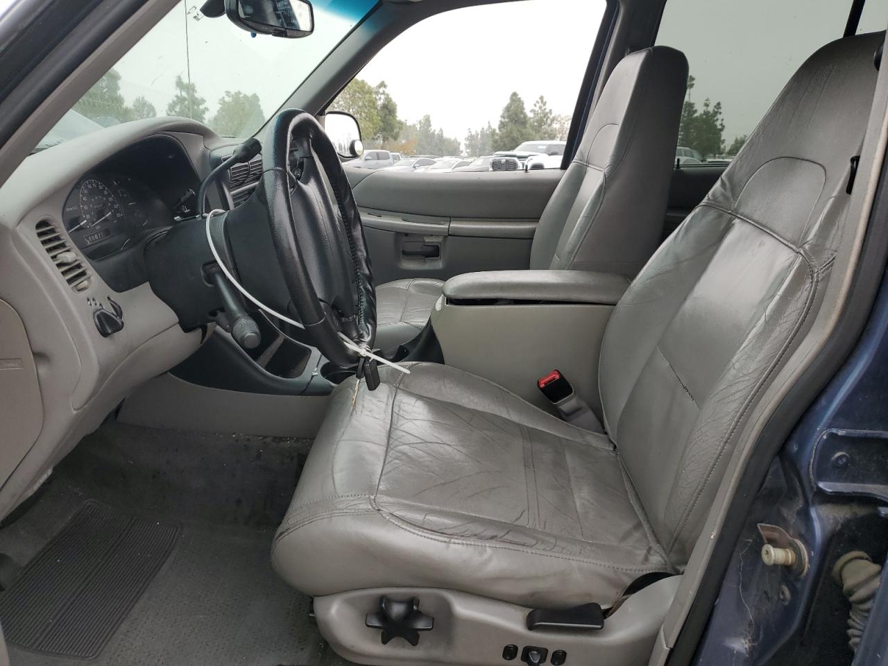 2000 Ford Explorer Xlt VIN: 1FMZU63P6YZB71118 Lot: 53073075