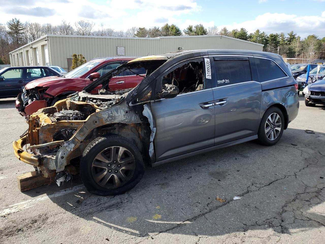 2014 Honda Odyssey Touring на продаже в Exeter, RI - Burn