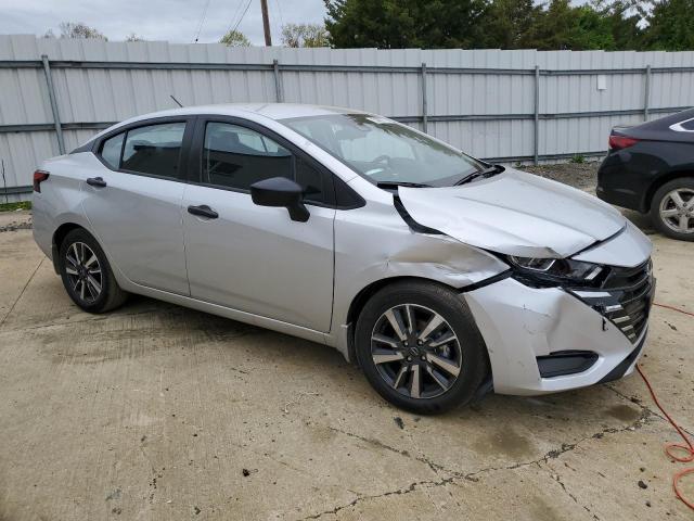  NISSAN VERSA 2024 Сріблястий