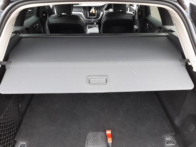 2021 VOLVO XC60 MOMEN