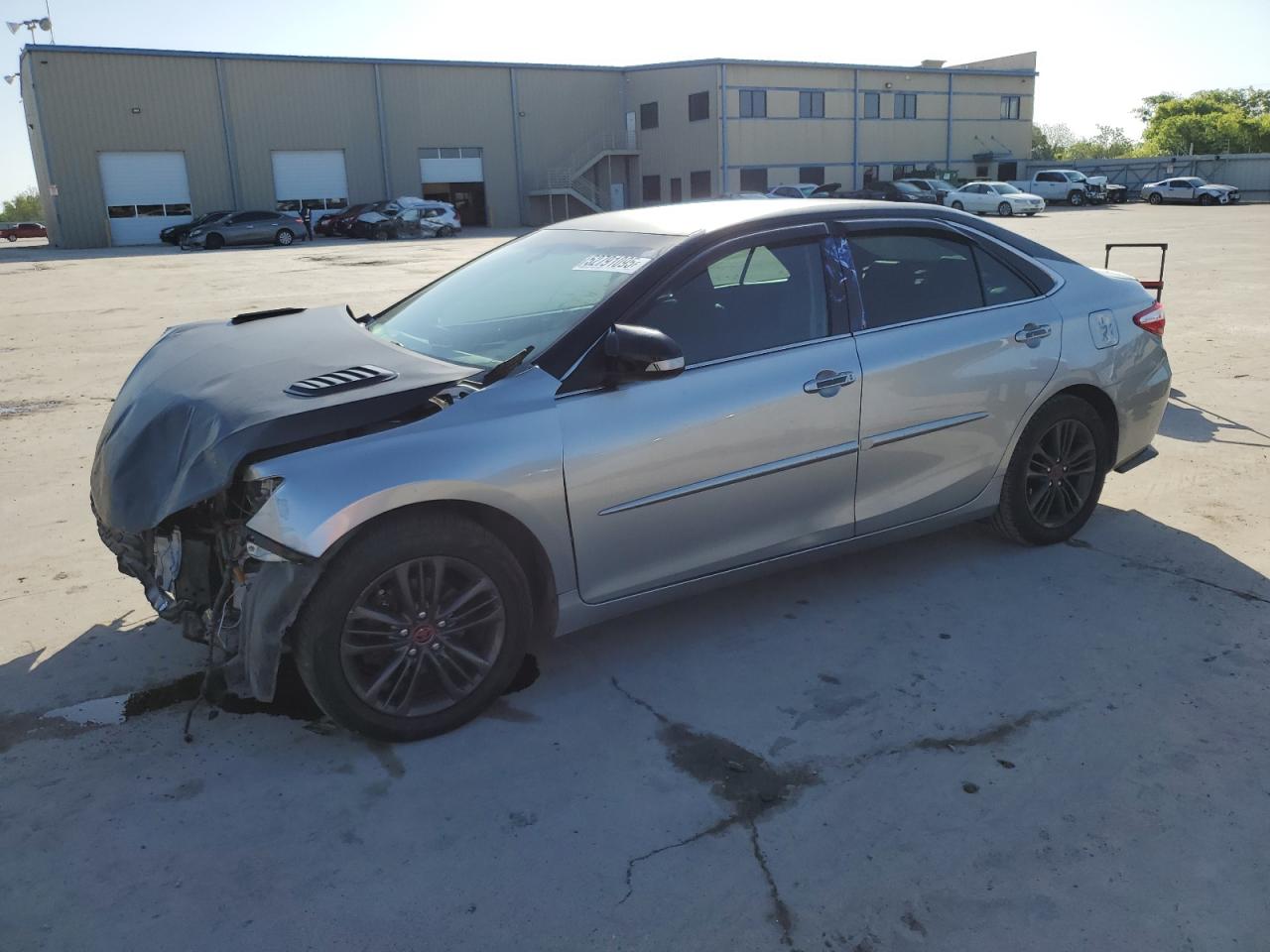 2015 Toyota Camry Le for Sale in Wilmer, TX - Front End