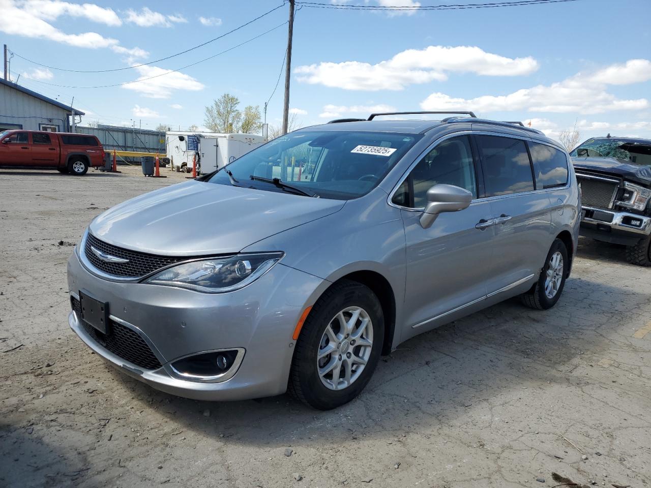 2020 Chrysler Pacifica Touring L for Sale in Pekin, IL - Front End