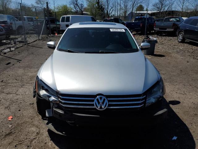 Sedans VOLKSWAGEN PASSAT 2012 Srebrny