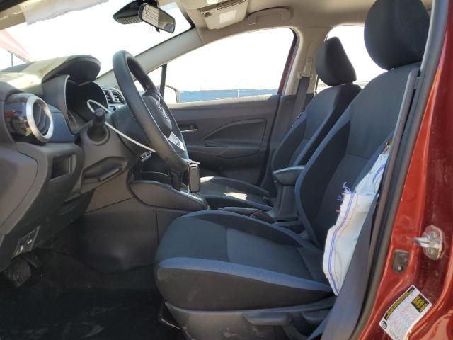  NISSAN VERSA 2024 Червоний