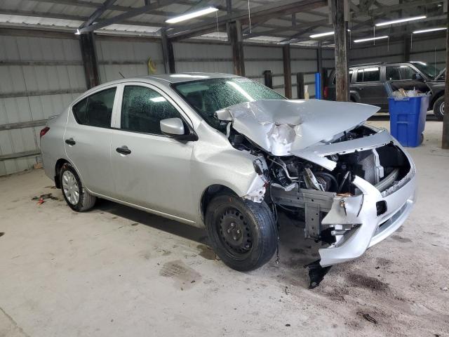  NISSAN VERSA 2018 Srebrny