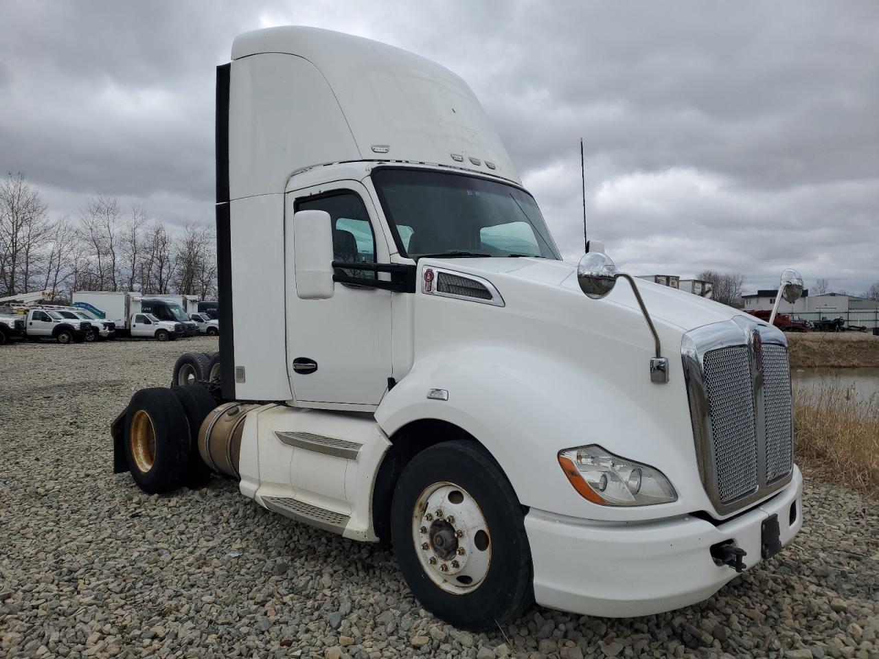 Appleton, WI에서 판매 중인 2015 Kenworth Construction T680 - Minor Dent/Scratches