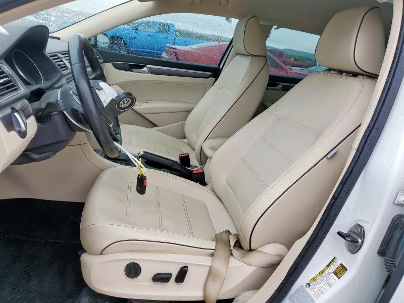  VOLKSWAGEN PASSAT 2017 White