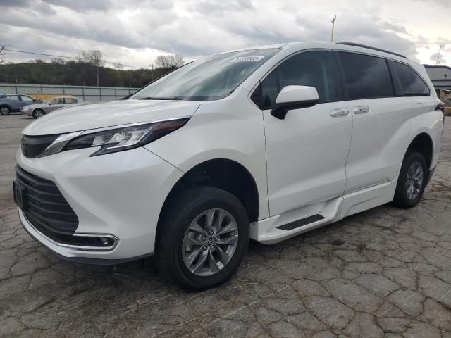 2022 Toyota Sienna Xle