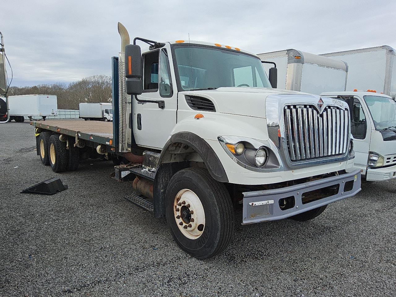 2010 International Workstar 7600 Flatbed Truck იყიდება Assonet-ში, MA - Normal Wear