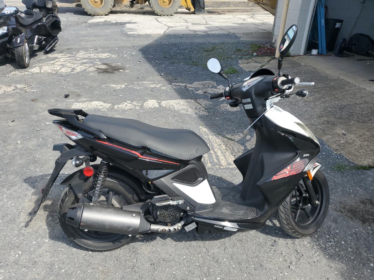2014 Kymco Usa Inc Super 8 150 იყიდება Grantville-ში, PA - Normal Wear