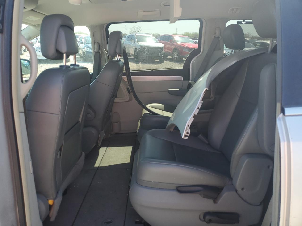 2011 Volkswagen Routan - Image 11