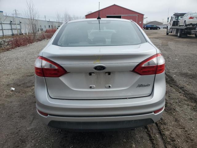 Sedans FORD FIESTA 2015 Srebrny