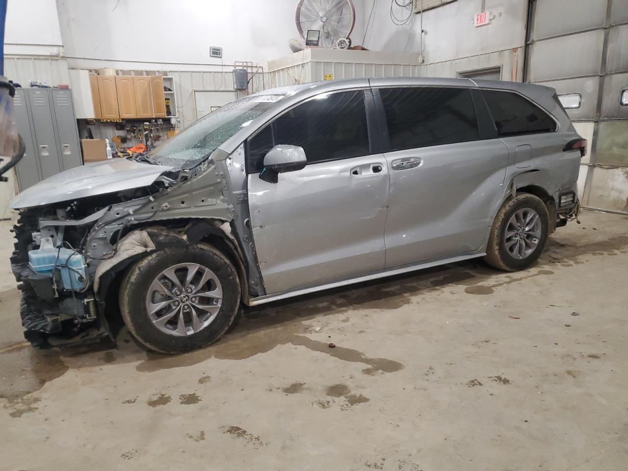 2022 Toyota Sienna Xle for Sale in Columbia, MO - Front End