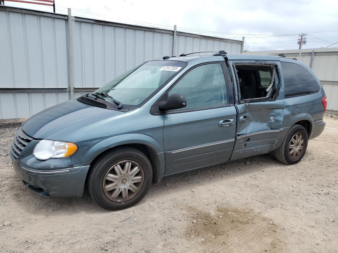 Kapolei, HI에서 판매 중인 2005 Chrysler Town & Country Limited - Side
