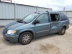 2005 Chrysler Town & Country Limited للبيع في Kapolei، HI - Side