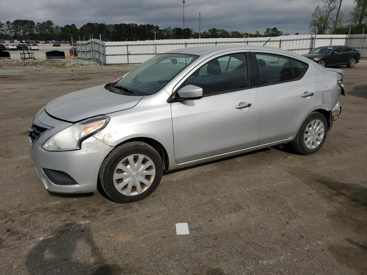 2016 Nissan Versa S იყიდება Dunn-ში, NC - All Over