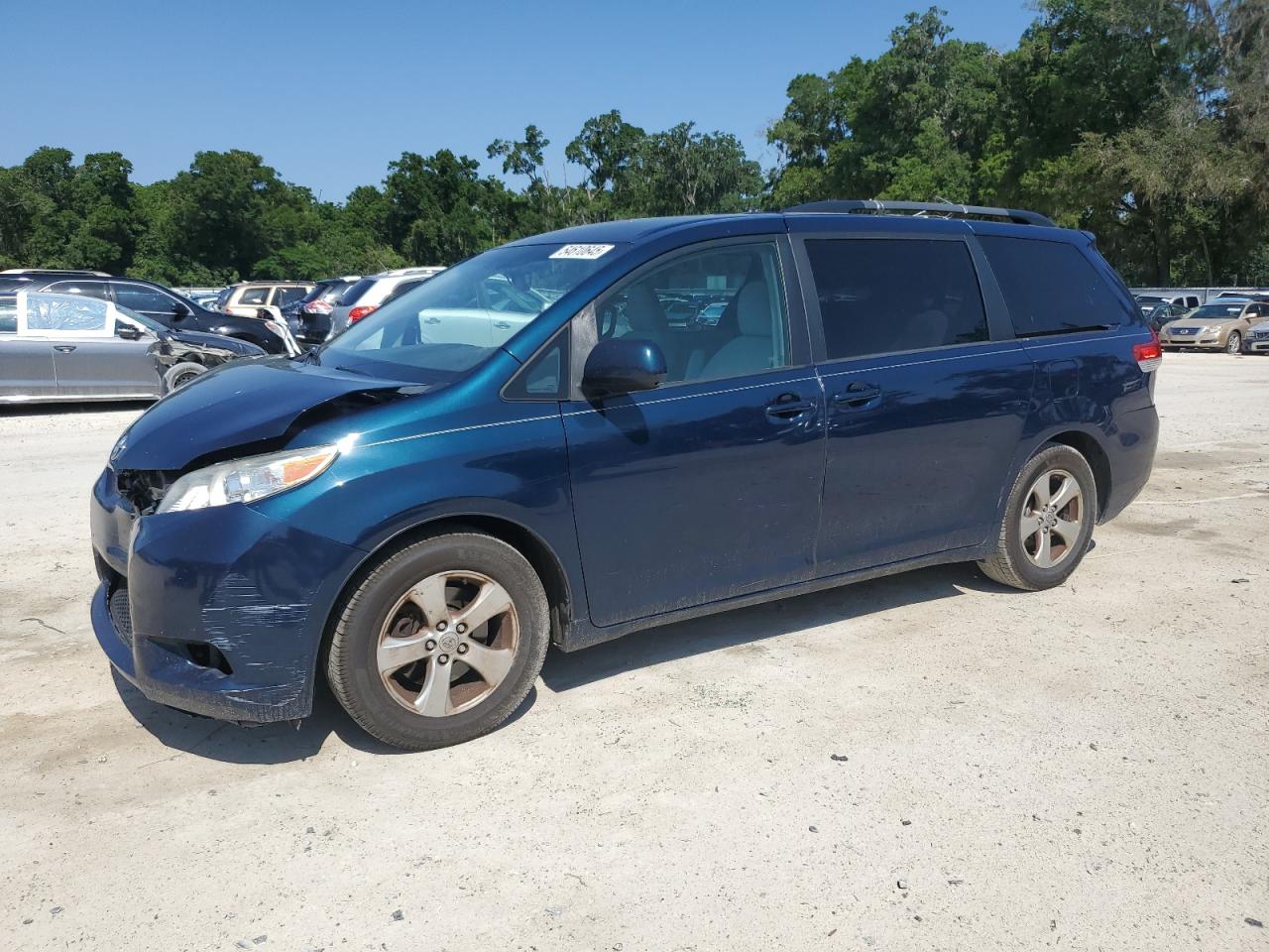 2011 Toyota Sienna Le for Sale in Ocala, FL - Front End