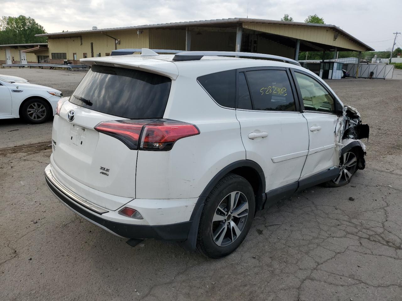 JTMRFREV1HJ708312 2017 Toyota Rav4 Xle