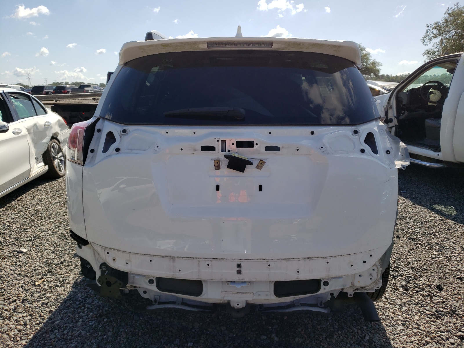 JTMZFREV6JJ732191 2018 Toyota Rav4 Le