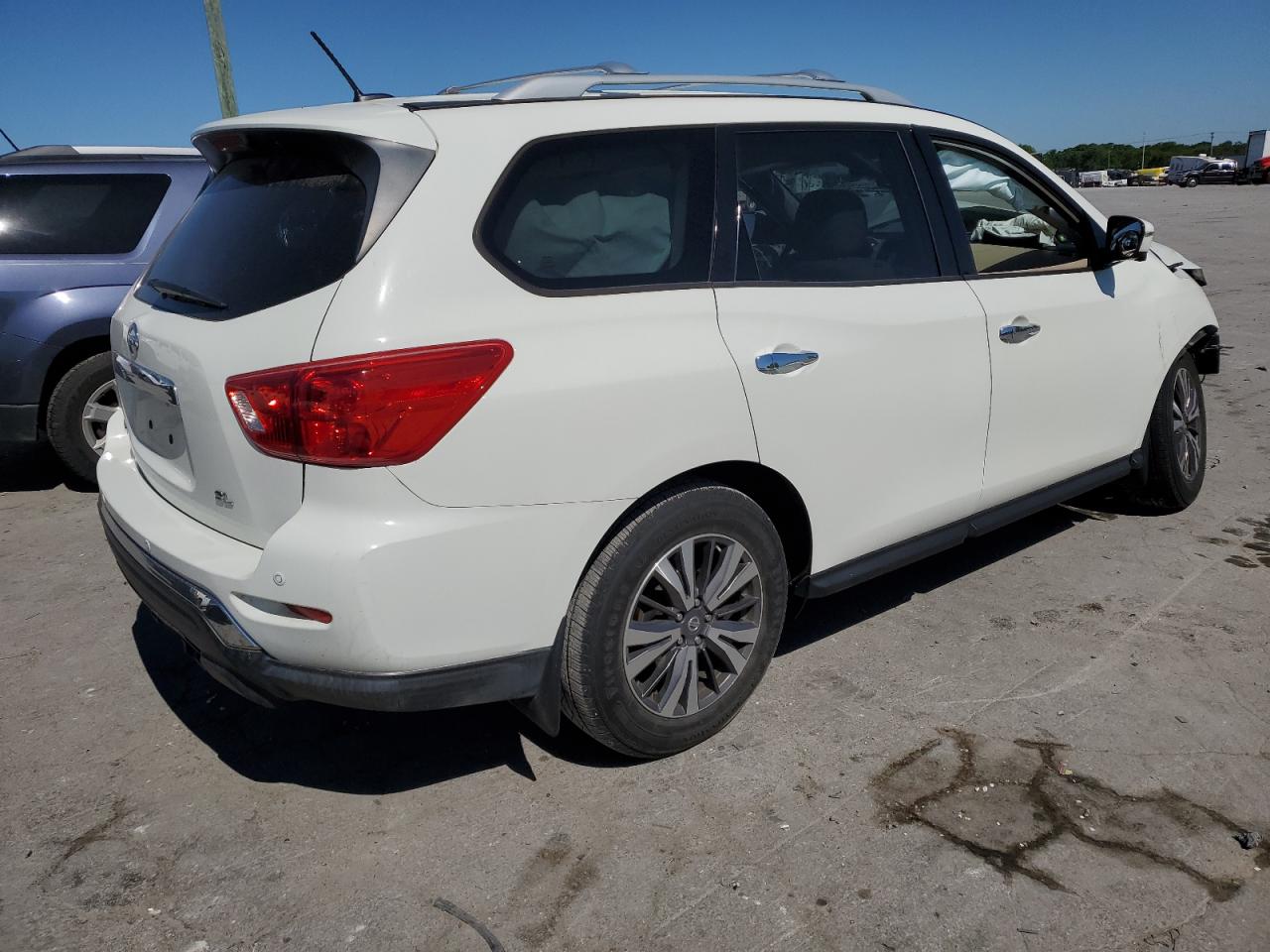 2017 Nissan Pathfinder - Image 3