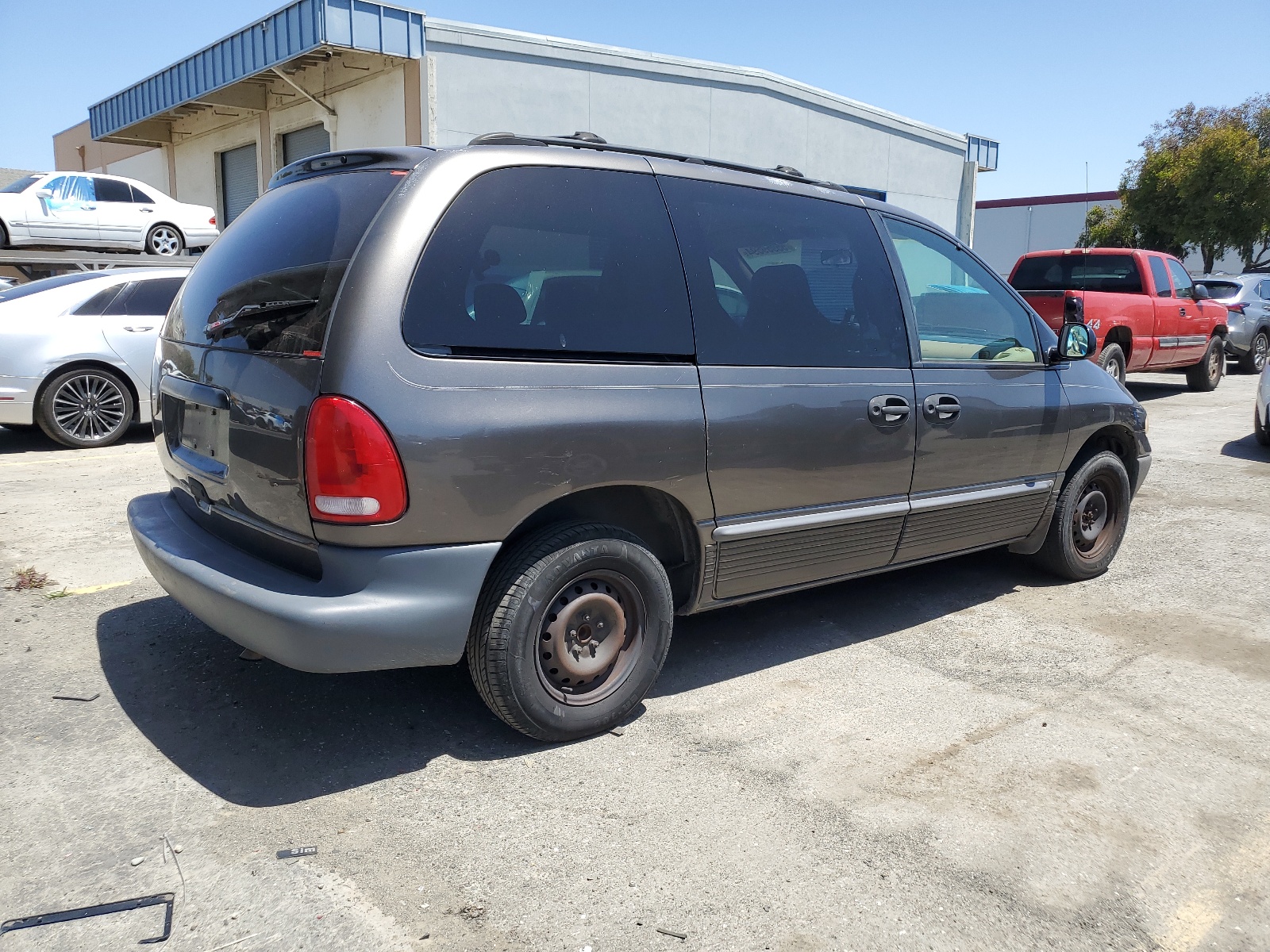 2B4GP25R3WR629258 1998 Dodge Caravan