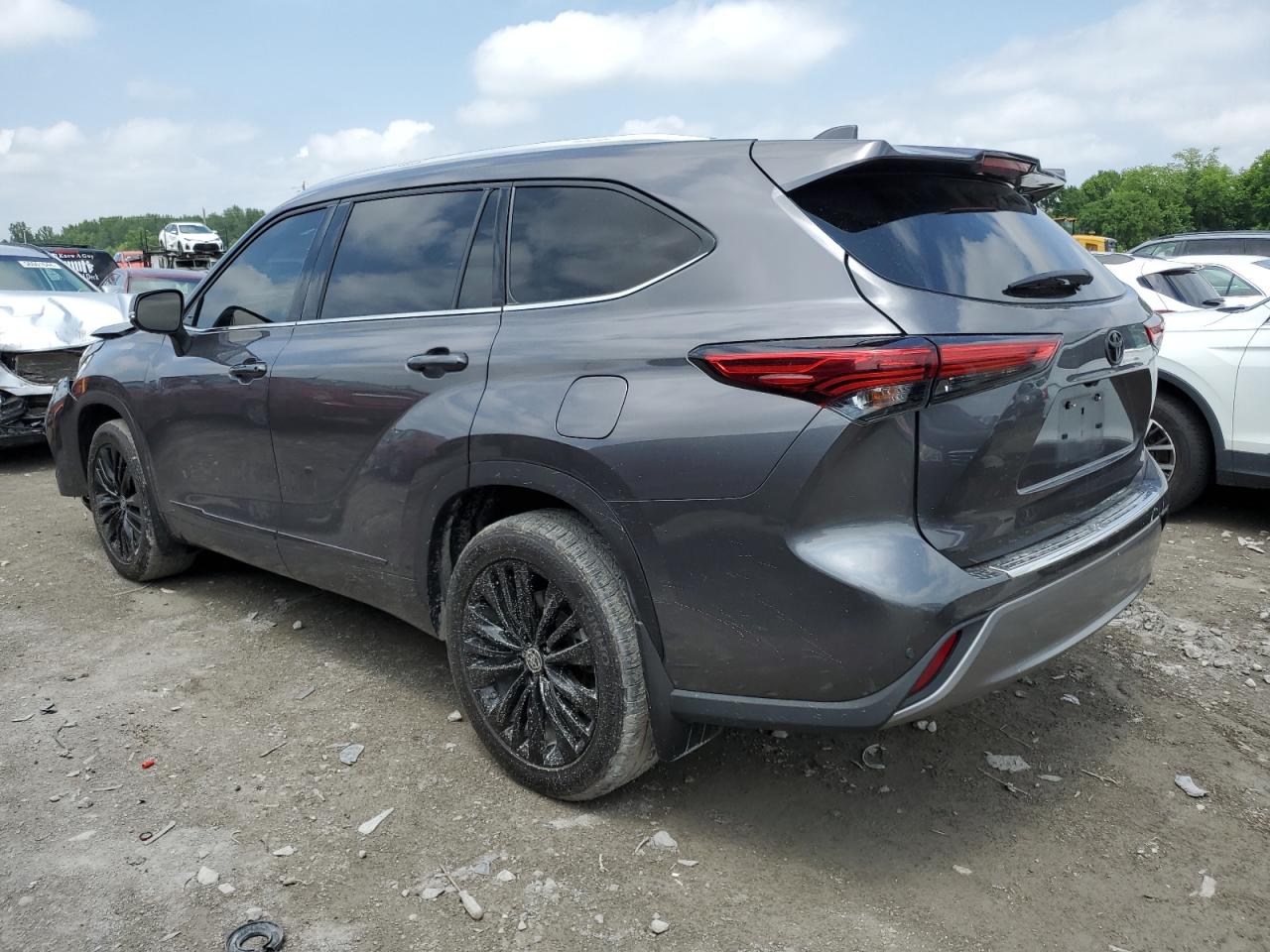 5TDFZRBH0MS101338 2021 TOYOTA HIGHLANDER - Image 2