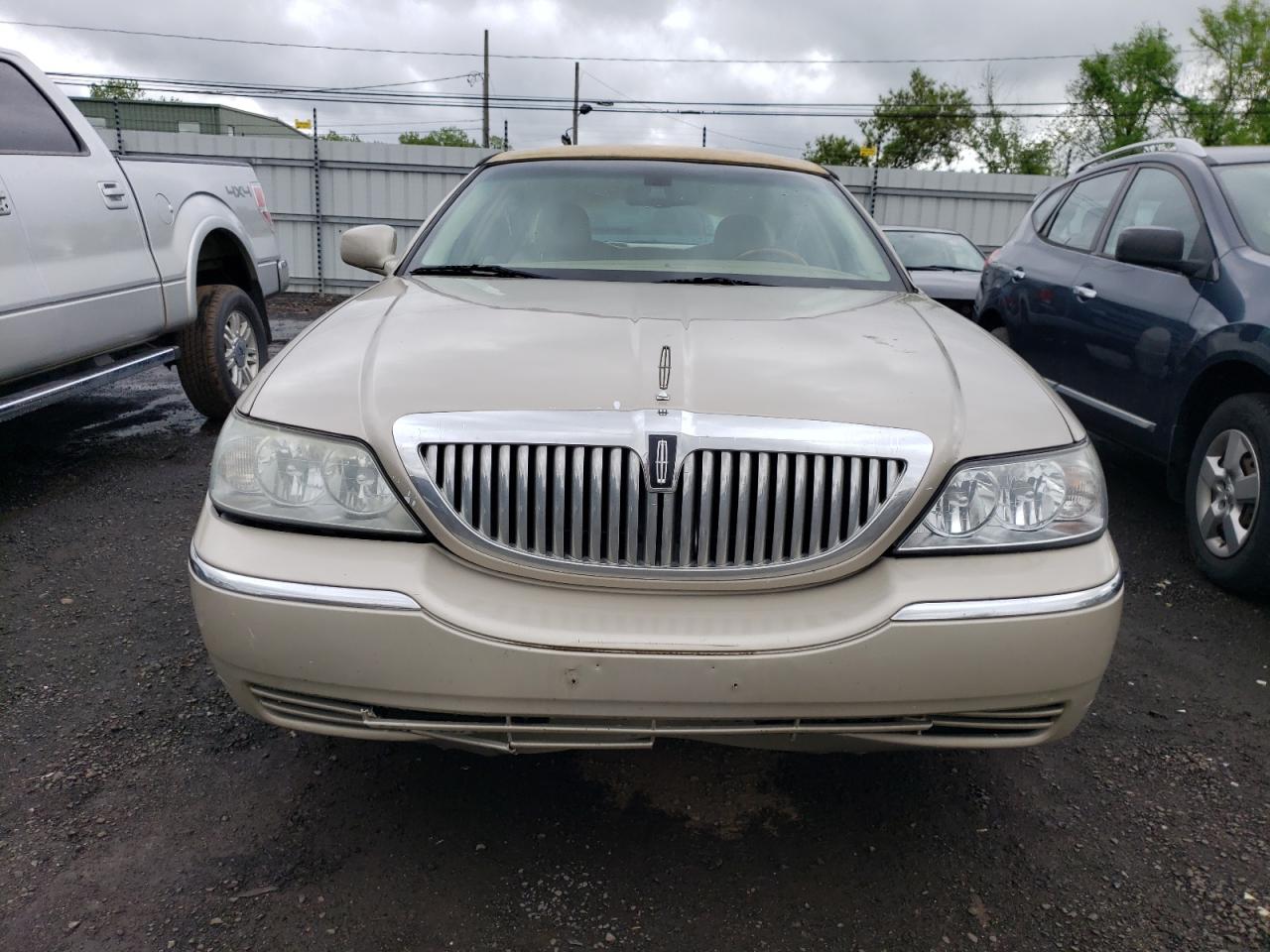 2008 Lincoln Town Car - Image 5