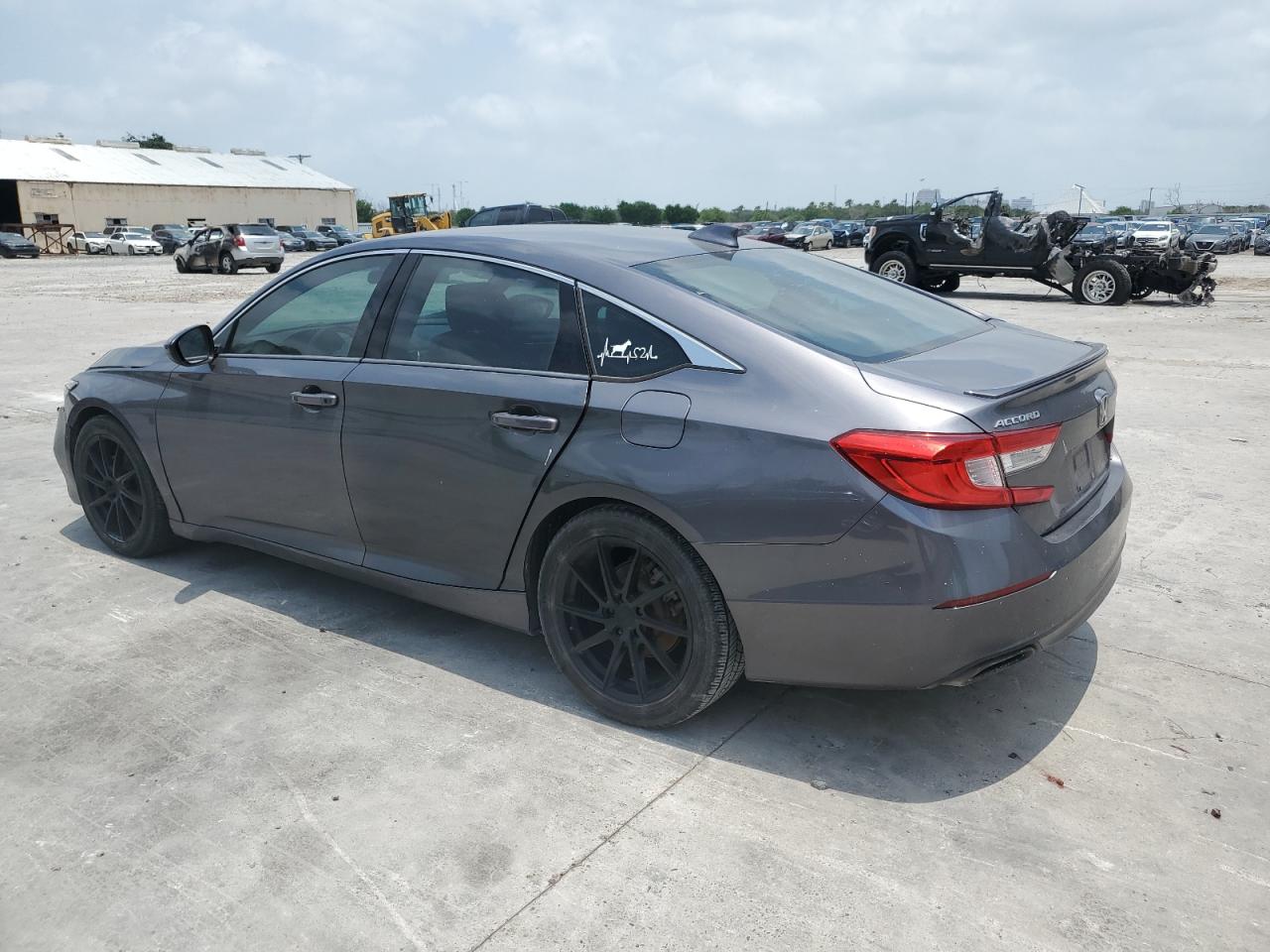 1HGCV1F33JA156116 2018 HONDA ACCORD - Image 2