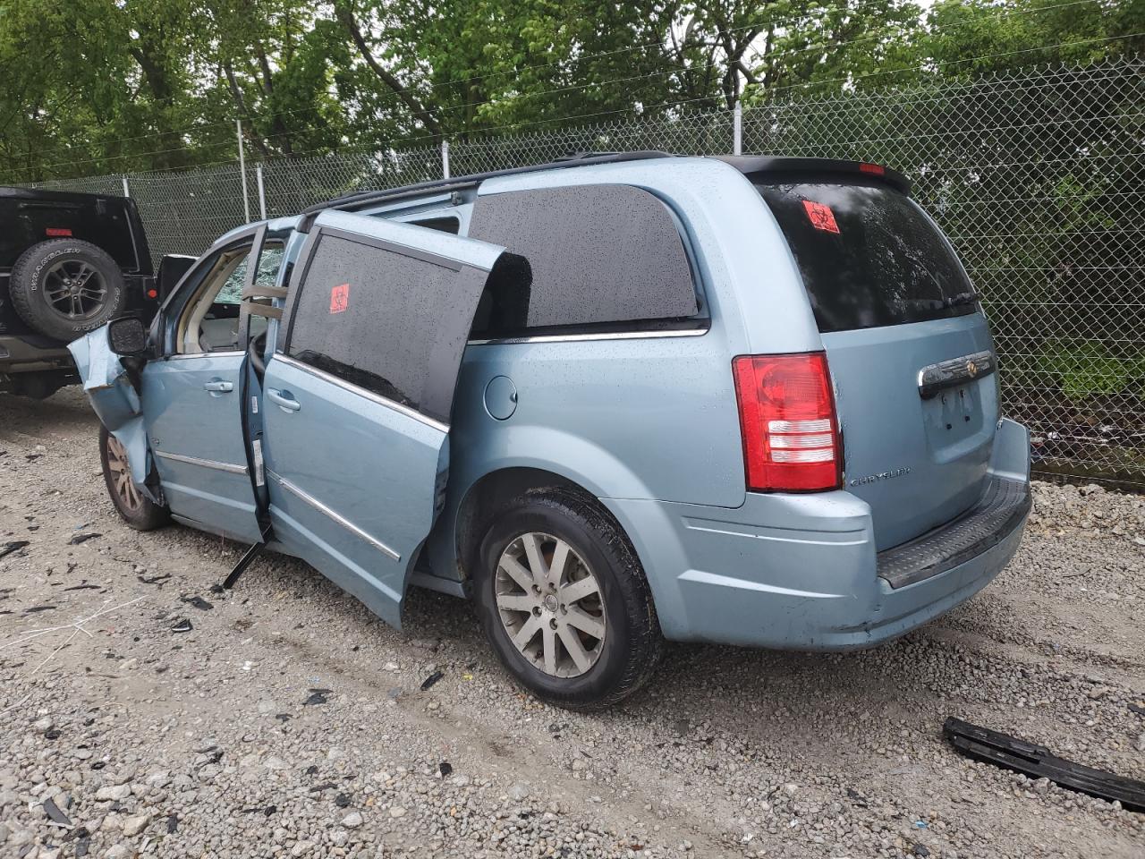 2009 Chrysler Town & Country - Image 2
