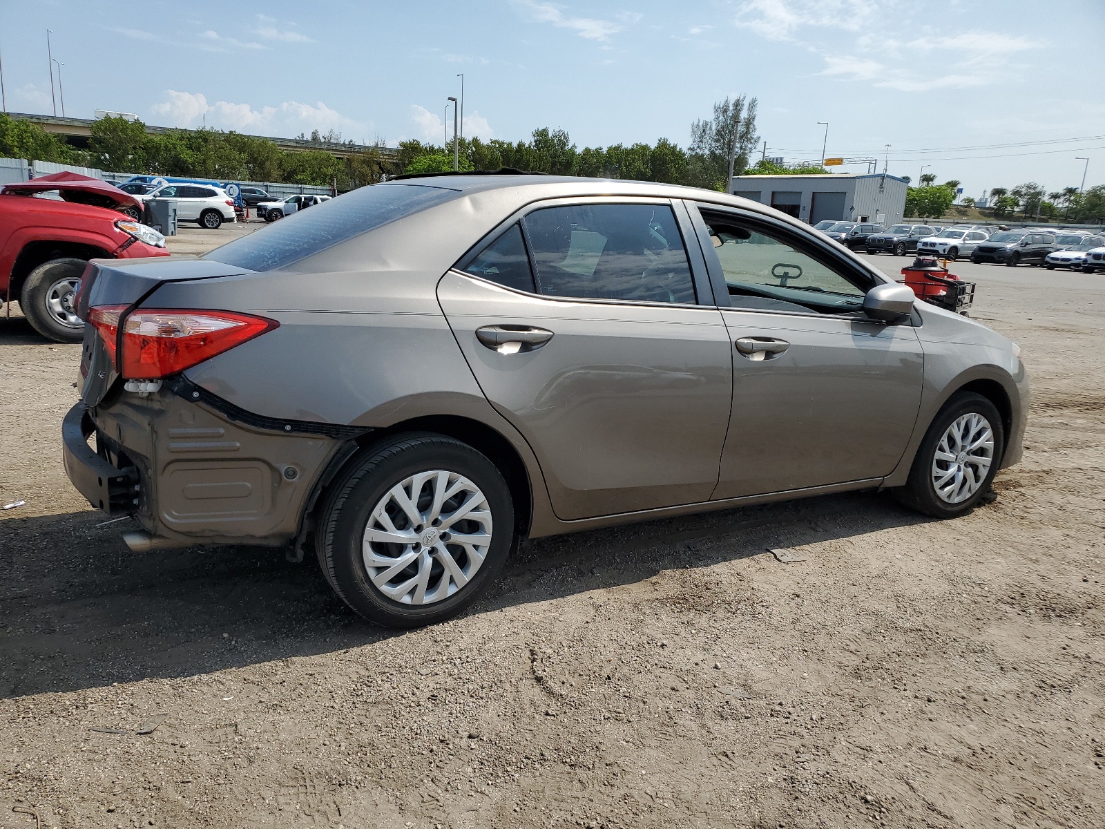 2018 Toyota Corolla L vin: 5YFBURHEXJP778315