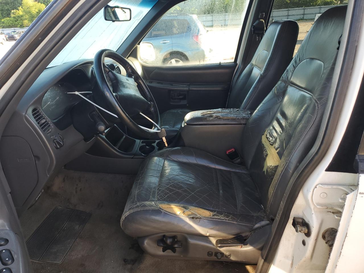 2000 Ford Explorer Xlt VIN: 1FMZU73E4YZA66663 Lot: 54628894