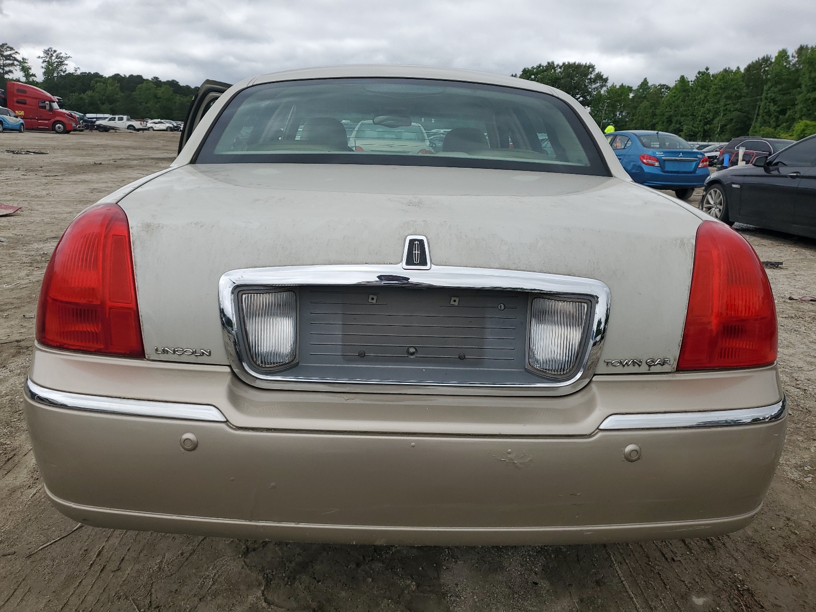 1LNHM82W15Y605494 2005 Lincoln Town Car Signature Limited