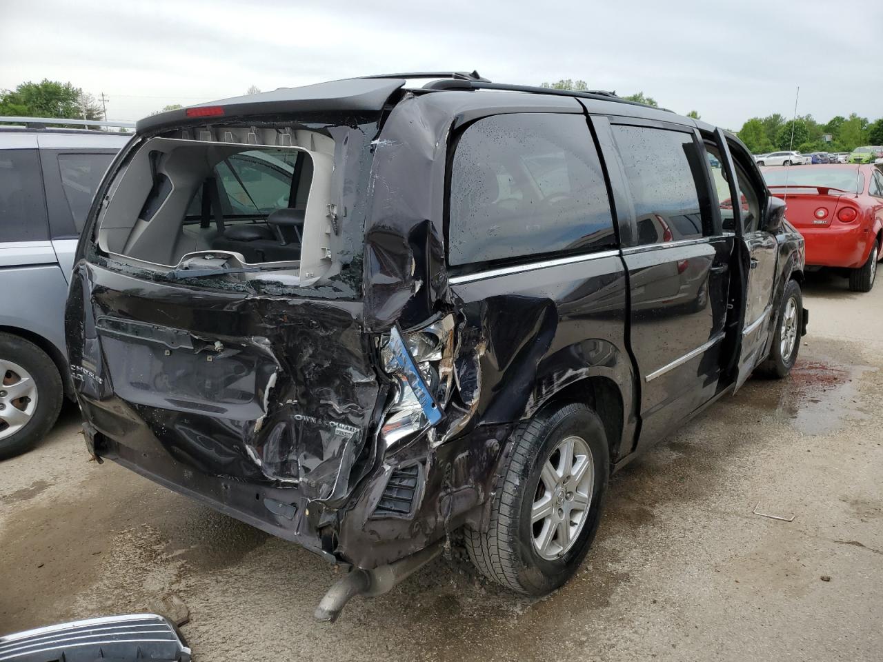 2010 Chrysler Town & Country - Image 3