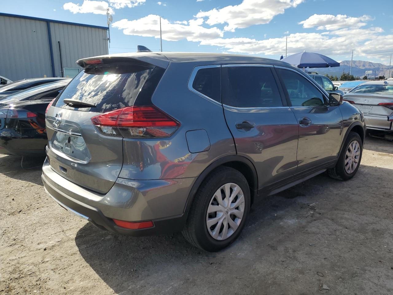 2017 Nissan Rogue - Image 3